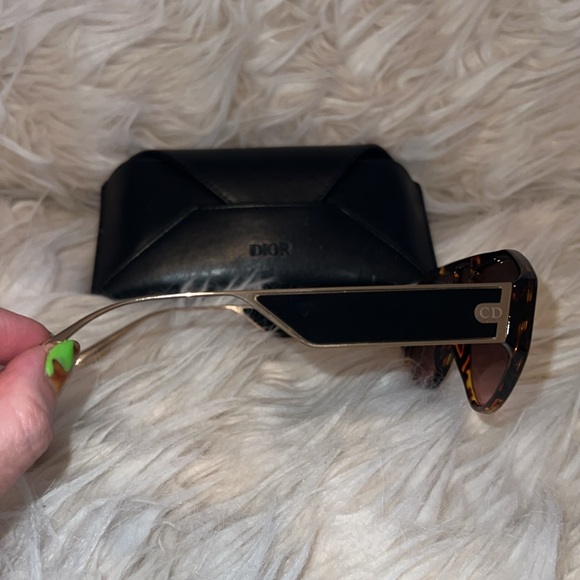 Dior tortoiseshell sunglasses - Picture 3 of 3